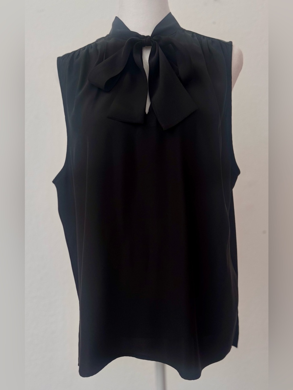 Black Silk v-neck tie front sleeveless top by Frame